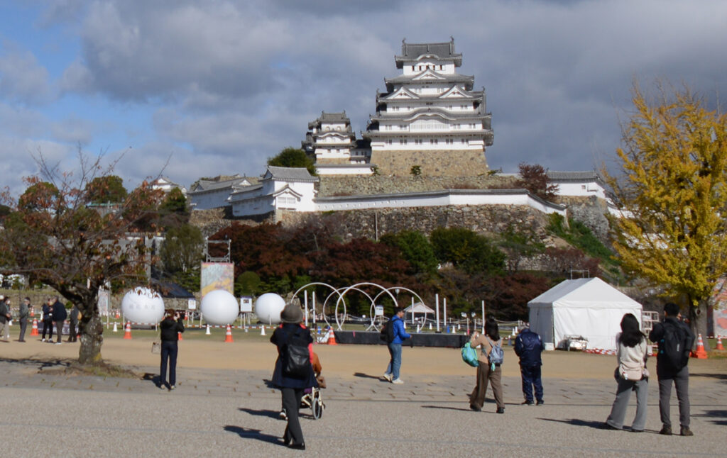 観光客の小ささが城の巨大さを際立たせる。