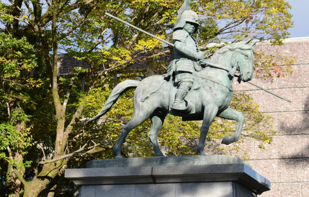 勇ましい山内一豊の騎馬像