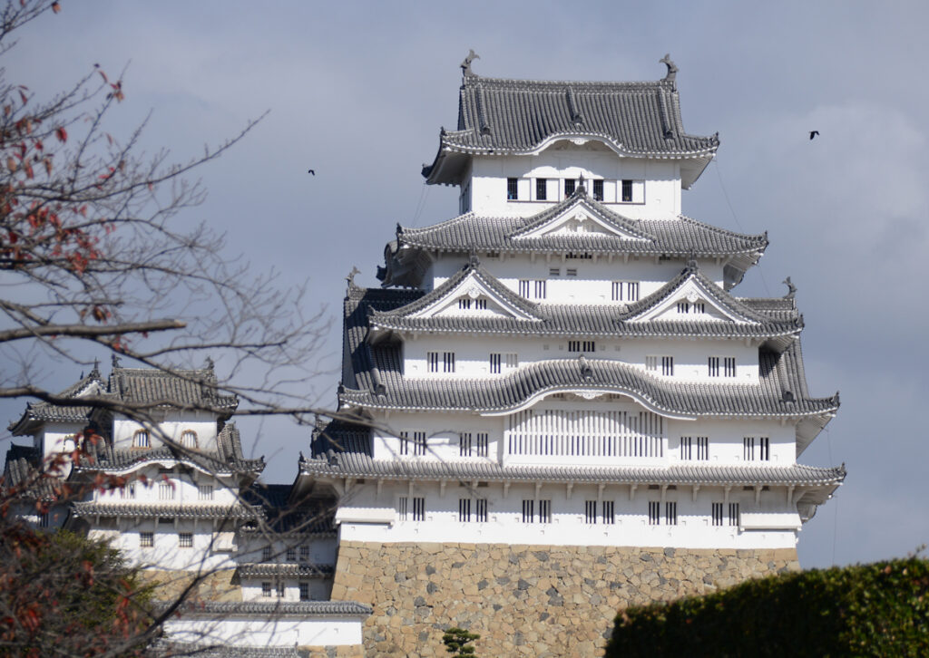 青空、紅葉、常緑樹、そして白い城。色彩のシンフォニー。