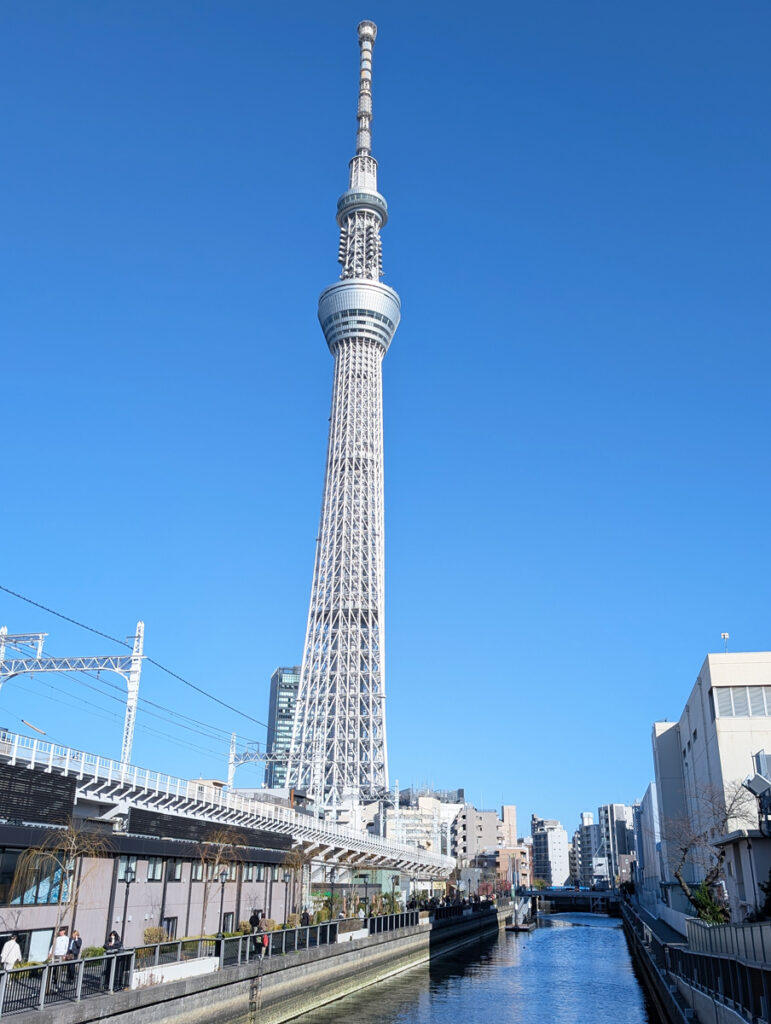 空へと伸びるスカイツリーの高さは634m